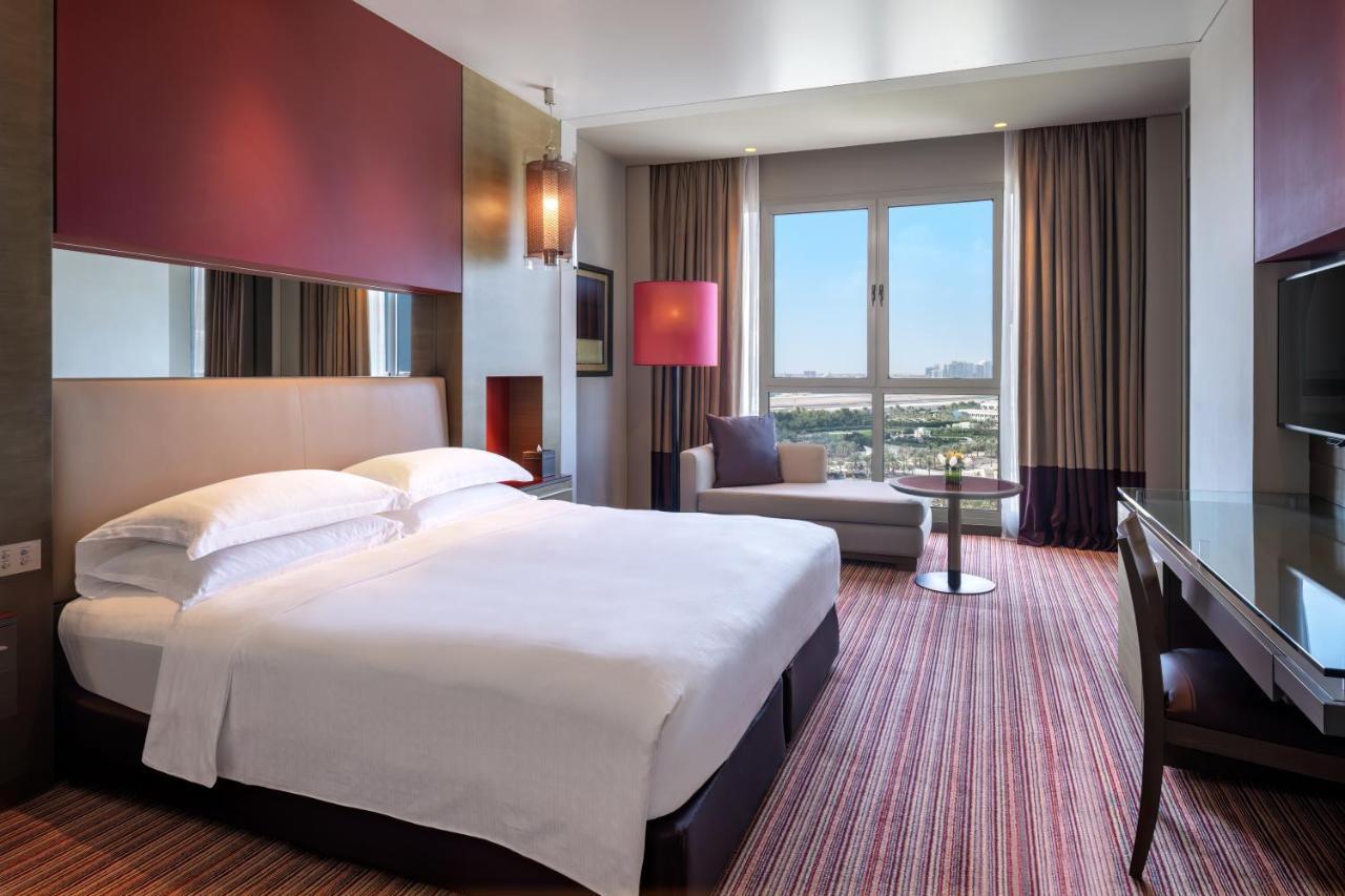 Hotel Park Rotana Abu Dabi Exterior foto A room at the hotel