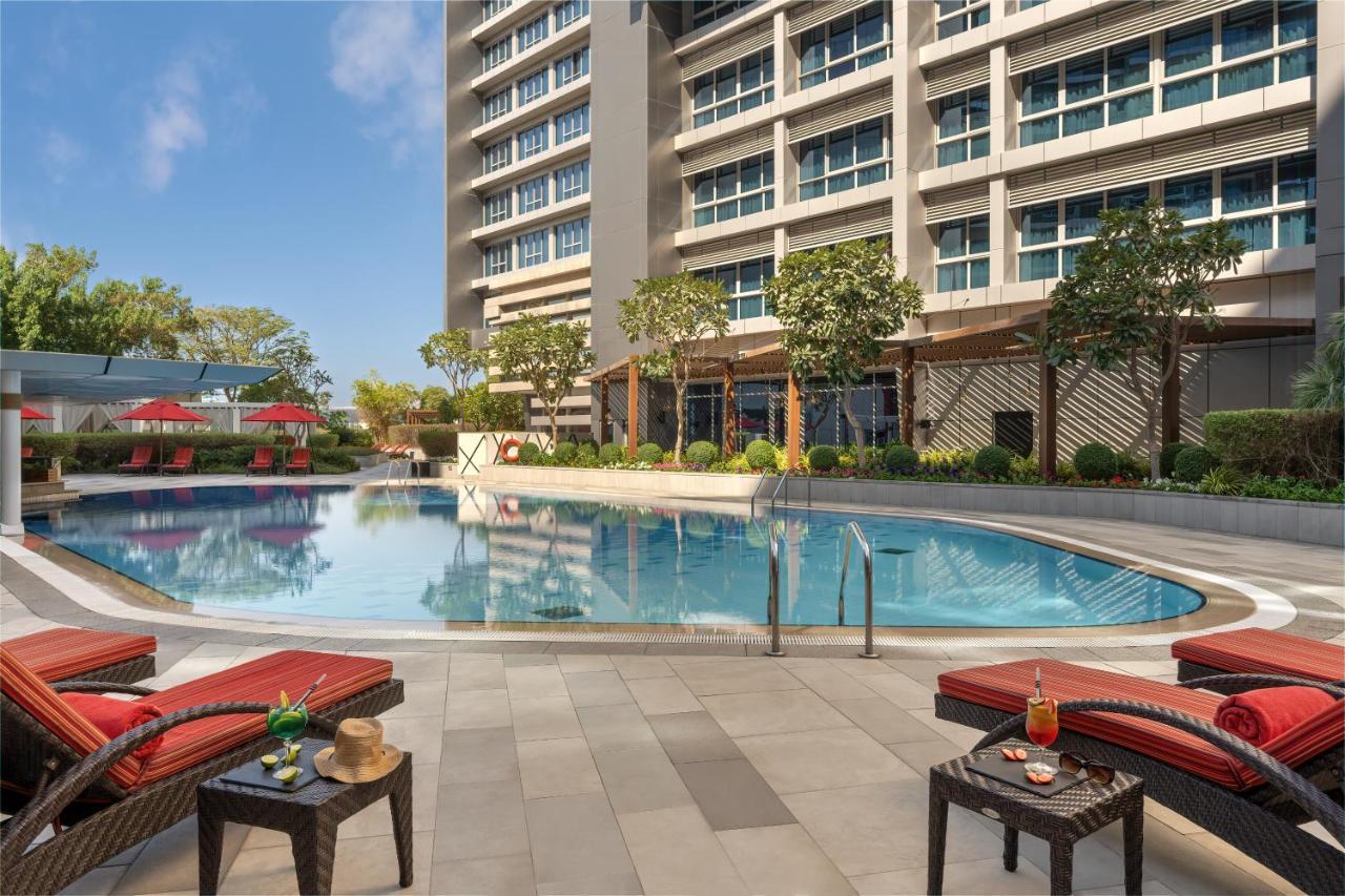 Hotel Park Rotana Abu Dabi Exterior foto The pool at the hotel