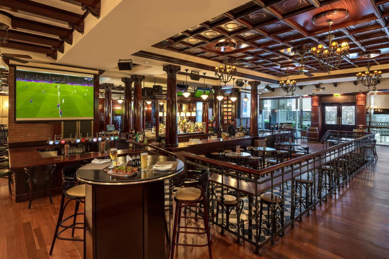 Hotel Park Rotana Abu Dabi Exterior foto The interior of the bar