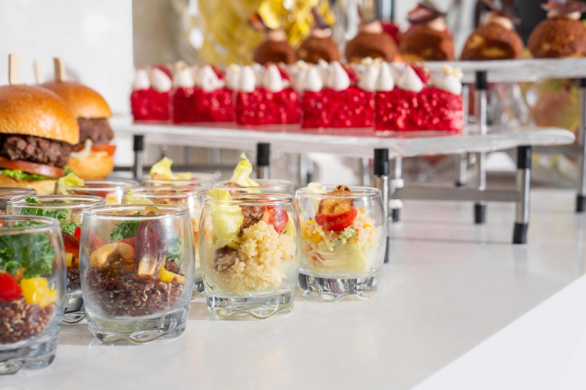 Hotel Park Rotana Abu Dabi Exterior foto A selection of finger food