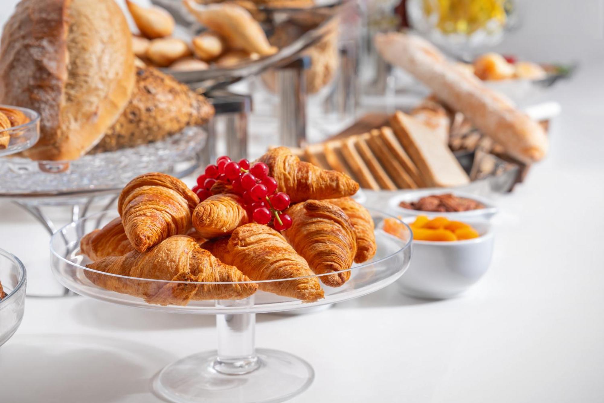 Hotel Park Rotana Abu Dabi Exterior foto Croissants