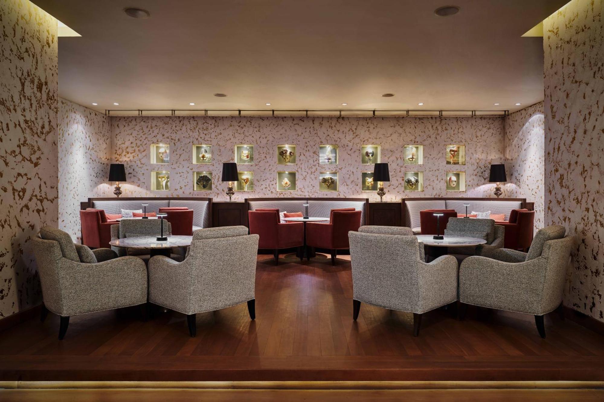 Hotel Park Rotana Abu Dabi Exterior foto The Lounge at the airport