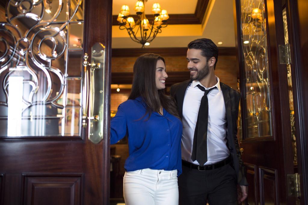 Hotel Park Rotana Abu Dabi Exterior foto A couple at the entrance of a hotel
