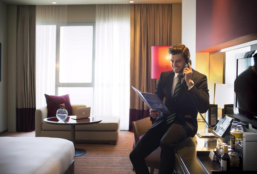 Hotel Park Rotana Abu Dabi Exterior foto A business traveller in a hotel room