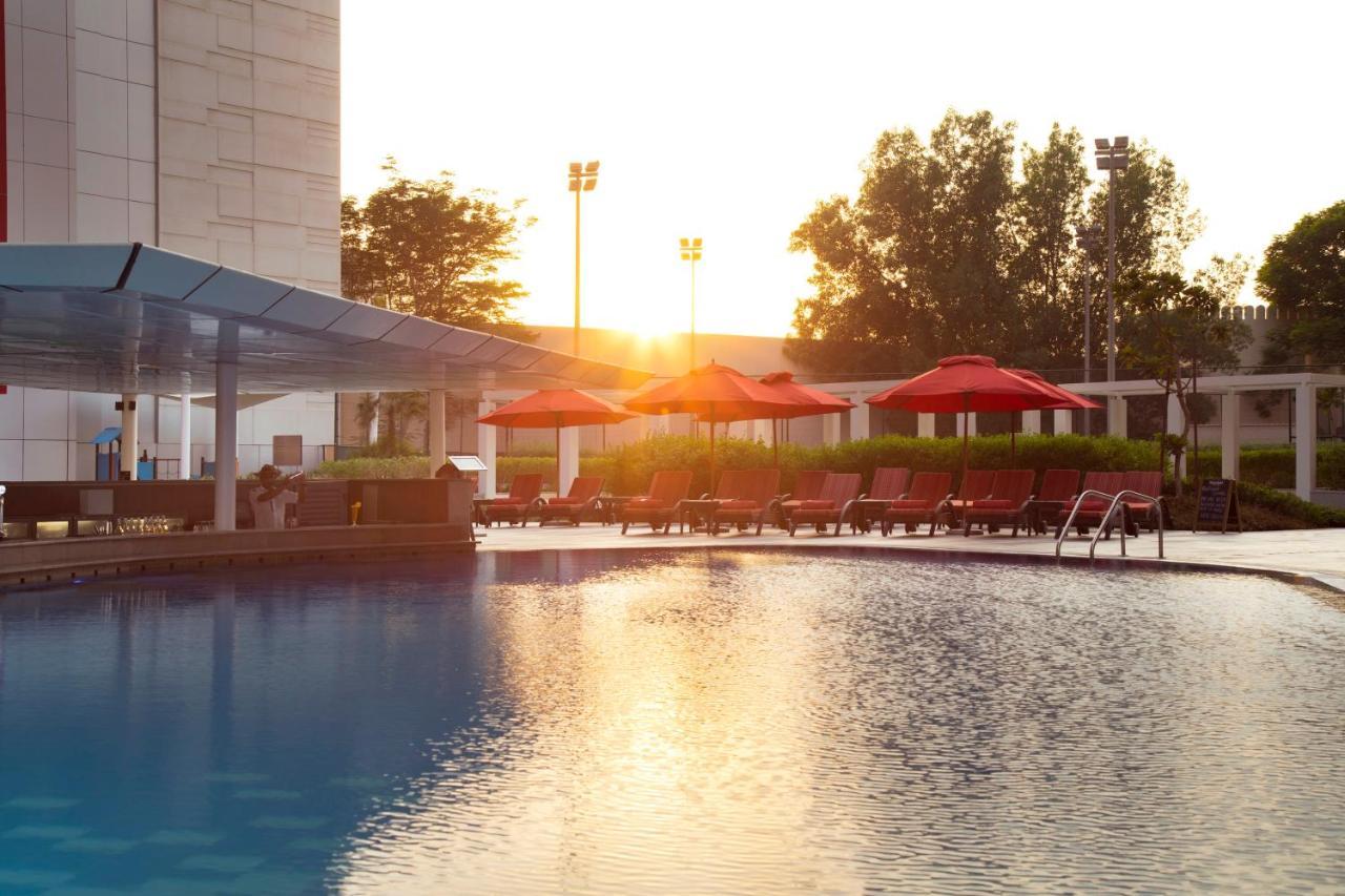 Hotel Park Rotana Abu Dabi Exterior foto The pool at the hotel